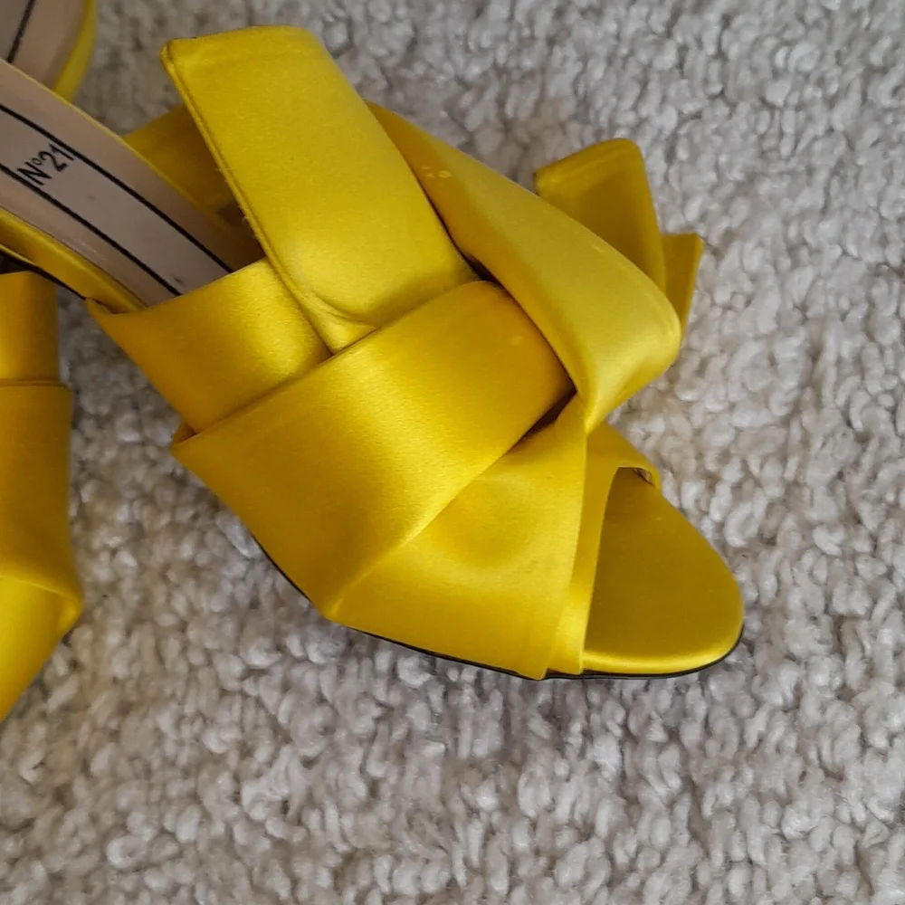 No 21 YELLOW SATIN Kitten Heels Size 7 - Picture 11 of 16